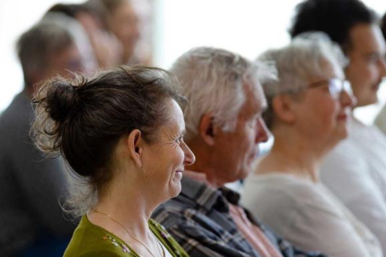 Ausschnitt einer Gruppe von Menschen, die nicht direkt ins Bild sehen