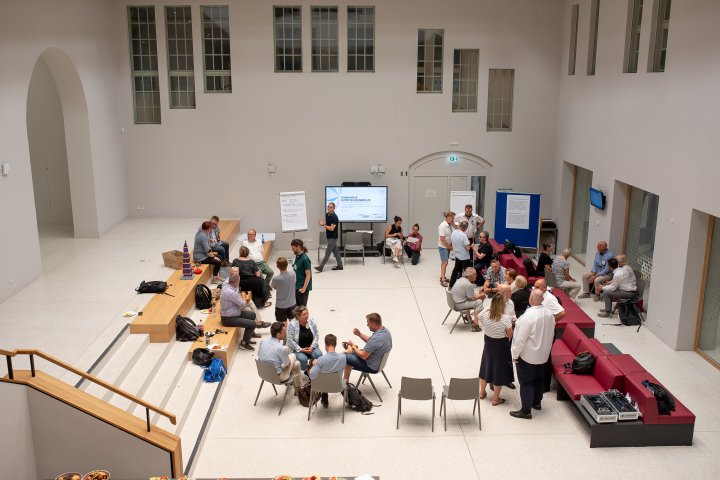 Menschen in einer Diskussionsrunde - Vogelperspektive